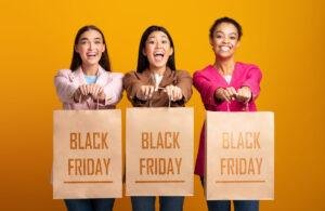 foto de 3 mulheres segurando sacolas de compra escrito Black Friday