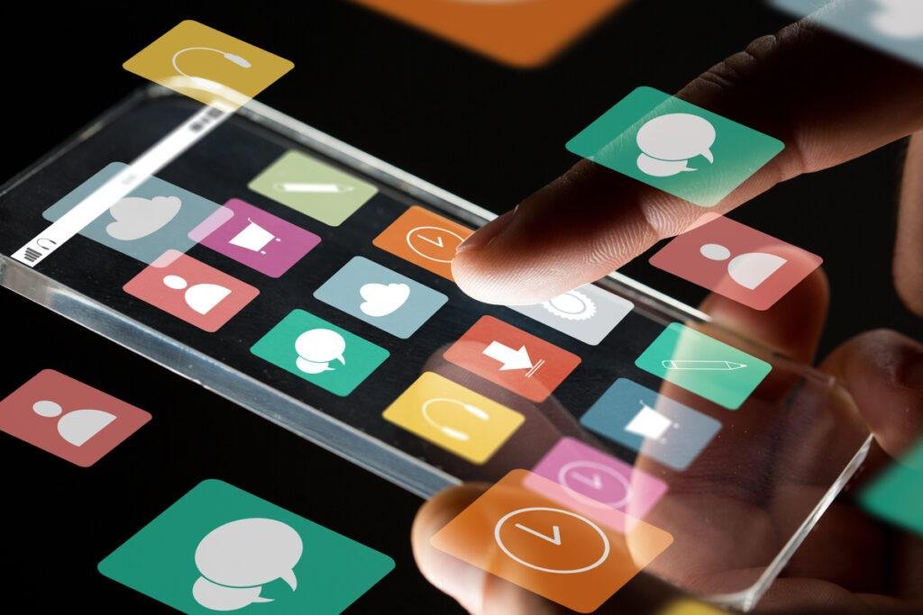 Imagem de um celular com diversos ícones de apps flutuando ao redor, representando memória cheia.