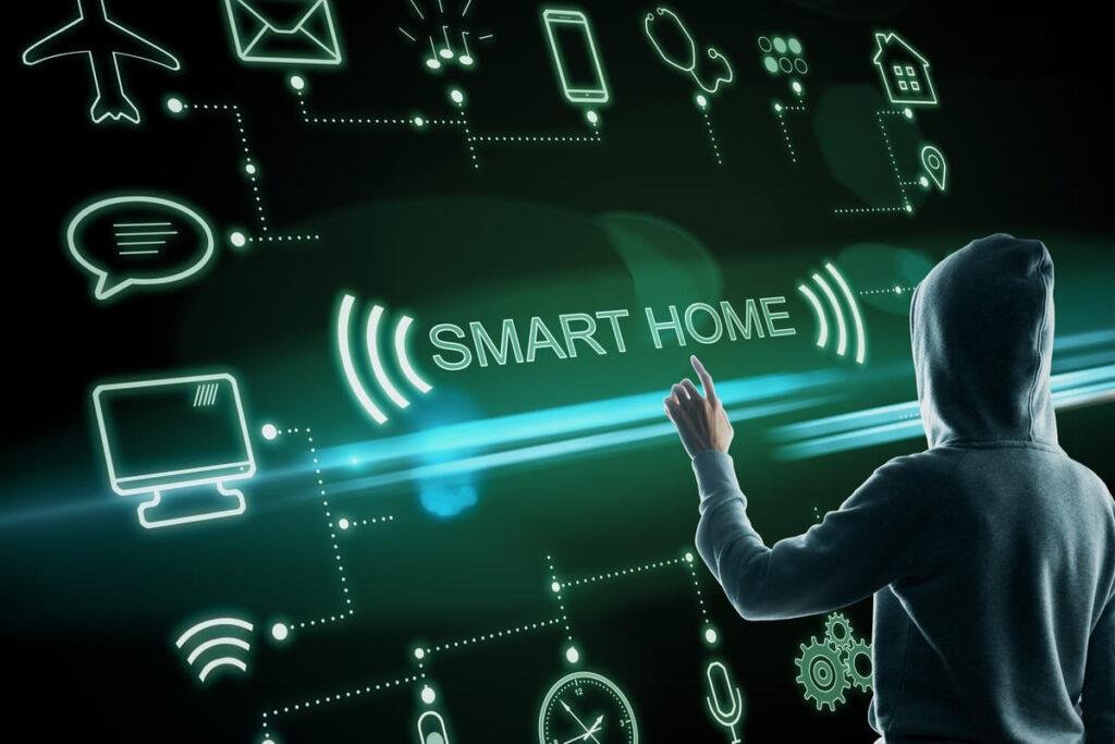Casa inteligente deixa o wi-fi lento: imagem de um homem de capuz controlando uma tela com diversas conexões IOT