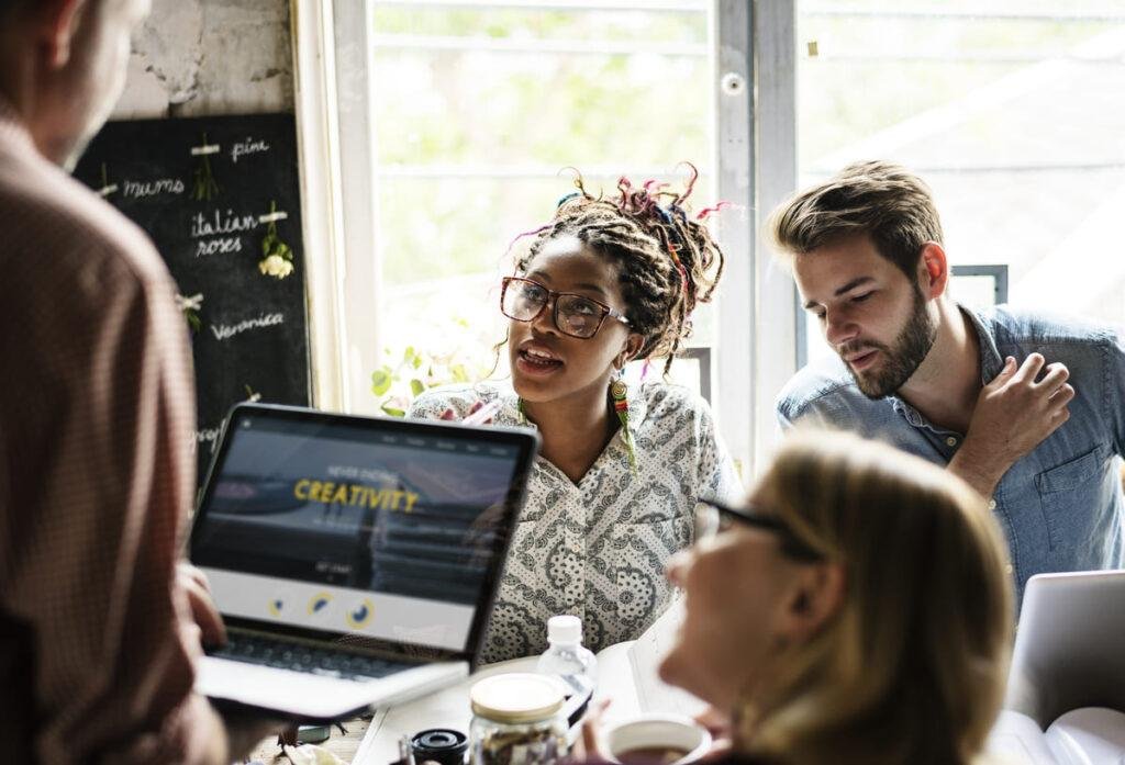 Foto de um grupo de designers desenvolvendo um site.