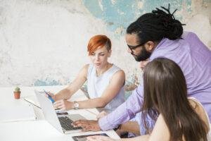 Foto de alguns jovens trabalhando no notebook