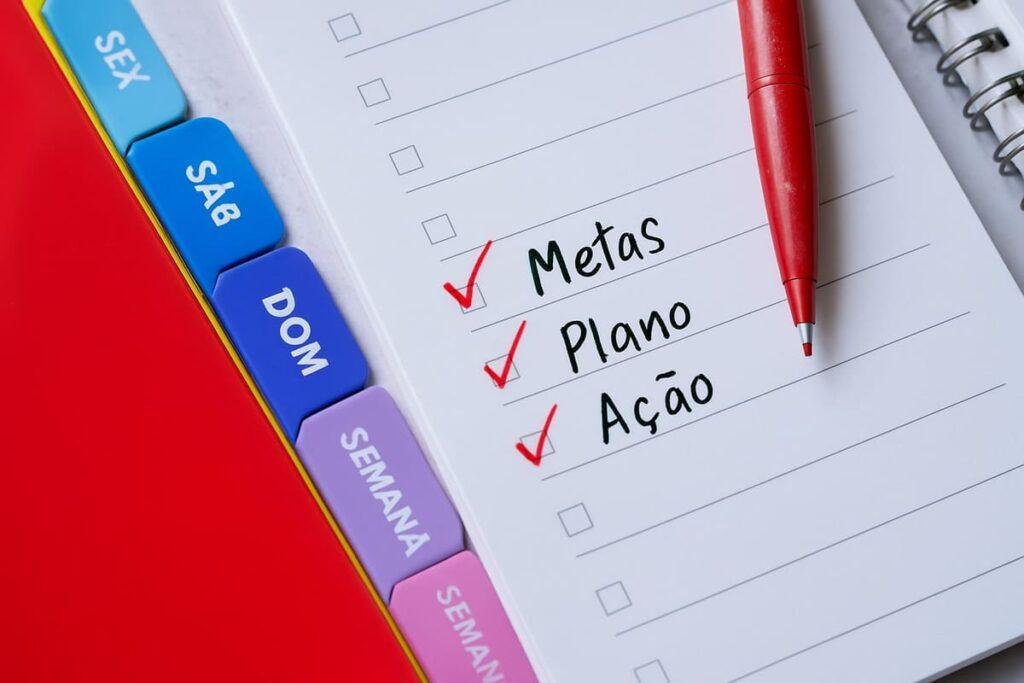Imagem de uma agenda com checklist de metas - plano - ação