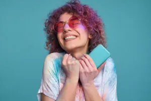 Jovem feliz segurando smartphone